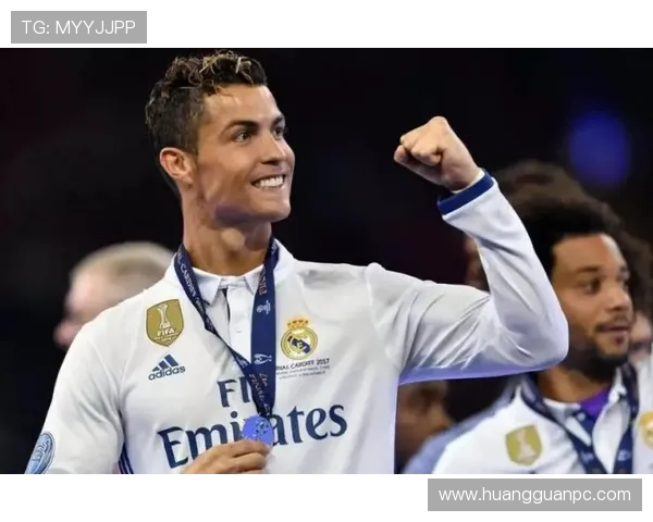 C罗家冰箱里塞满蛋白粉,连矿泉水都要冰到12度 C罗家冰箱里塞满蛋白粉,连矿泉水都要冰到12度