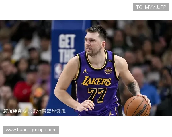 东契奇这日常作息真让人服,球场甜美明星脸背后像有个神秘地球仪在转圈