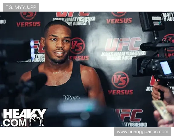 乔恩·琼斯在家练完拳顺手把保时捷钥匙扔泳池了 乔恩·琼斯在家练完拳顺手把保时捷钥匙扔泳池了