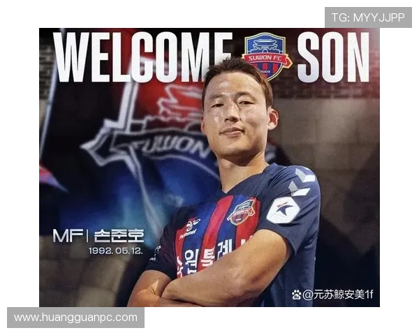 孙准浩在韩国喝个咖啡都要被拍，这哪是踢球的，分明是爱豆吧