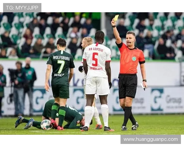 危险动作判罚：间接任意球界限与接触区分